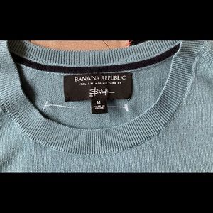 Lightweight Merino wool V-neck